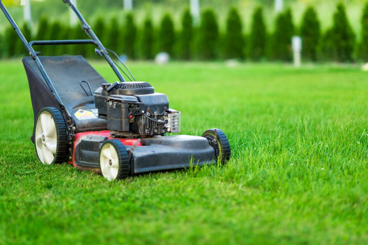 how-to-sharpen-lawn-mower-blade-with-file